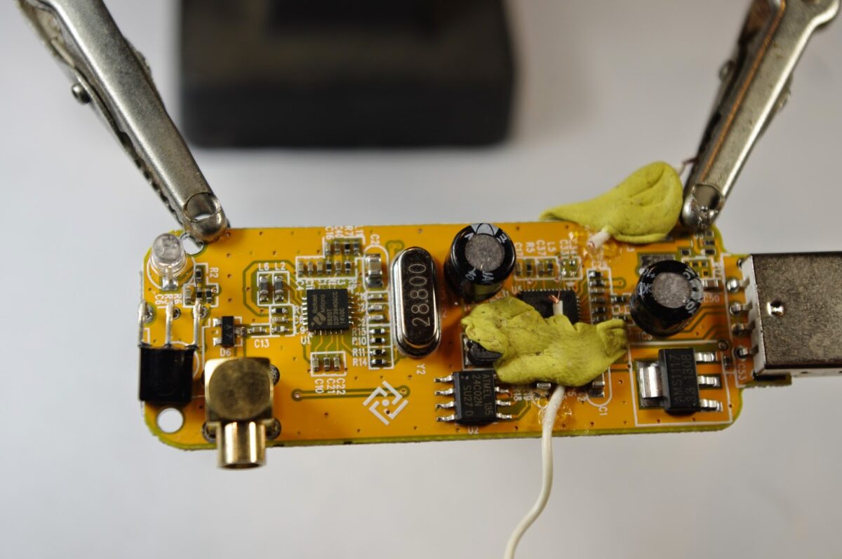 SDR Dongle Modified for HF.  Watch it work on 40 meters (VIDEO)