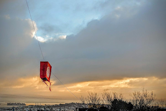 KD0FNR’s Amazing San Francisco TouCans Rig — A Rockmite and a Tuna Topper in a Pineapple Can Mounted on the Dipole in a Shopping Bag